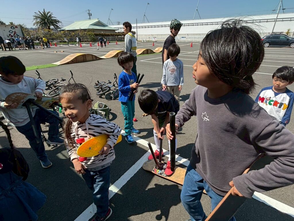 片付けを手伝う参加者